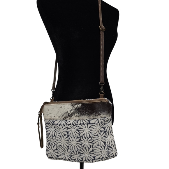 Myra Crossbody, Stylish Crossbody Bag with Patterned Design - Picture 3 of 8